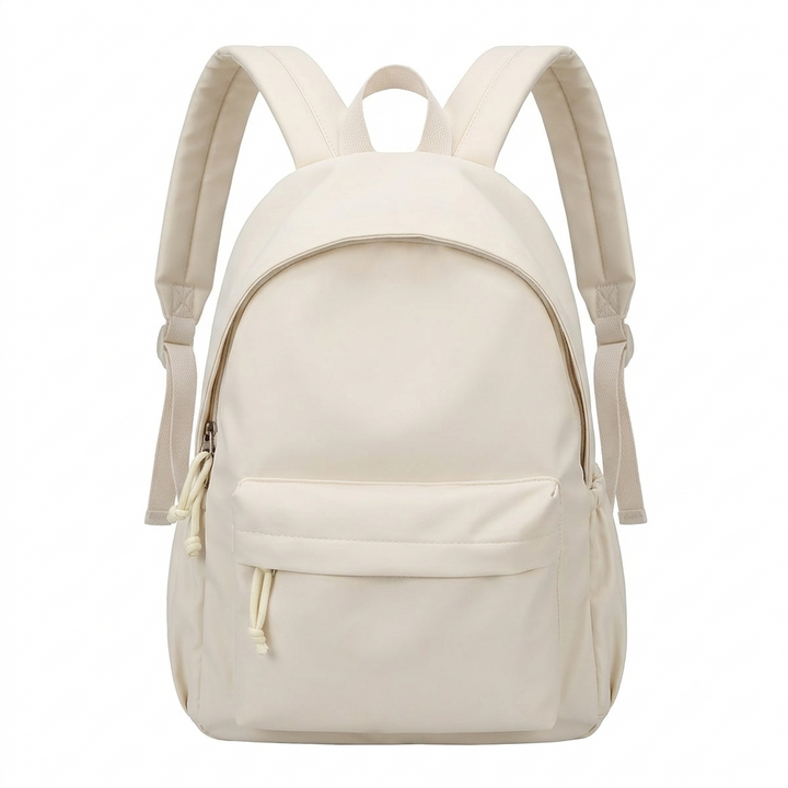 Rucksack in Creme-Beige von vorn, mit Vortasche, Zugbändern am Reißverschluss und breiten Schultergurten mit Verstellschnallen. 5