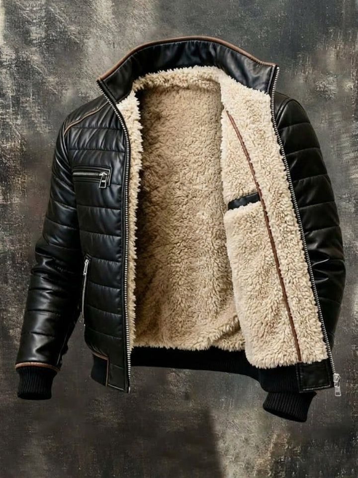 Geöffnete schwarze Steppjacke mit sichtbarem cremefarbenem Teddyfutter, Innentasche und Reißverschluss von schräg vorn 2