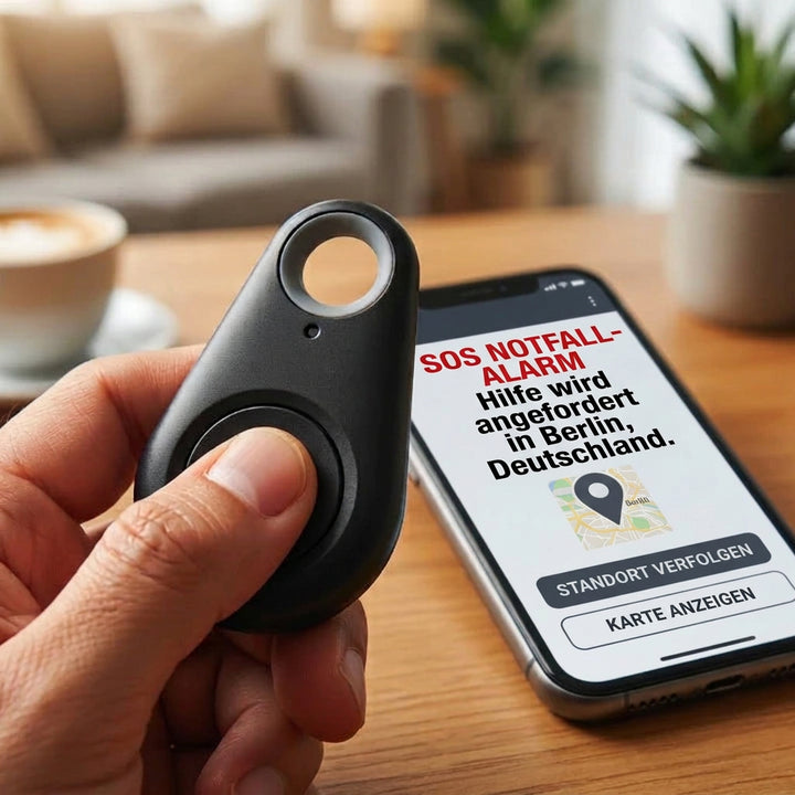 Hand drückt die Taste des schwarzen Trackers, daneben ein Smartphone mit SOS-Alarm und Standortkarte 4