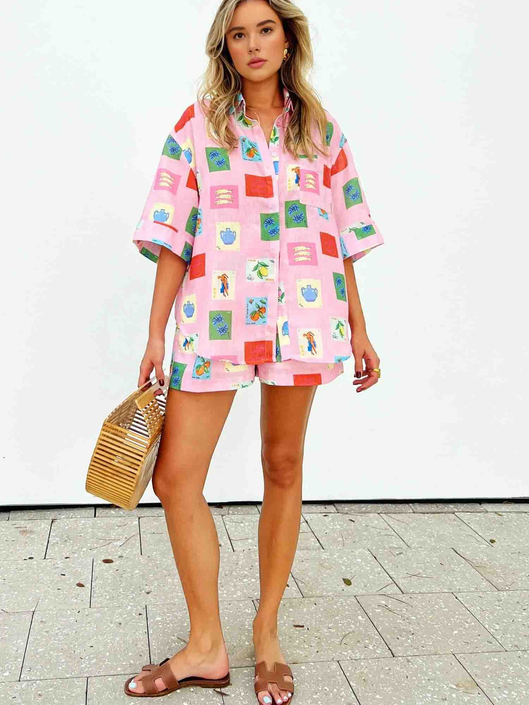 Trendige Sommer-Kombi aus bunter Bluse und Shorts - SonneSet