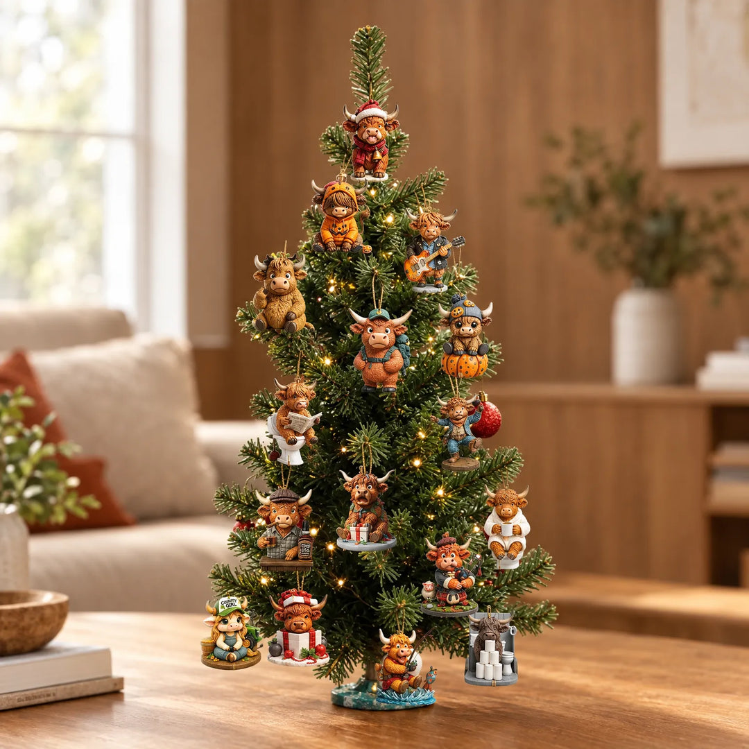 Kleiner beleuchteter Tannenbaum auf einem Holztisch, behangen mit vielen verschiedenen Hochlandrind-Figuren als Anhänger in einem gemütlichen Wohnzimmer. 1