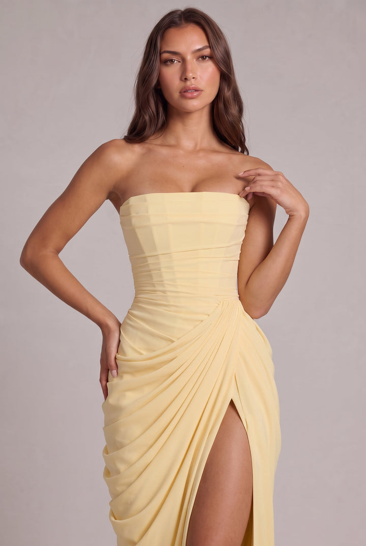Nahaufnahme des gelben Corsagenoberteils und der Raffung an der Hüfte, Model mit Hand auf der Taille 2
