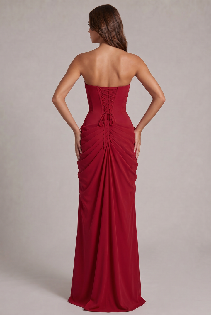 Rotes Kleid von hinten: Model mit Schnürung am Corsagenrücken und stark gerafftem Rockteil, Hände an der Hüfte 24