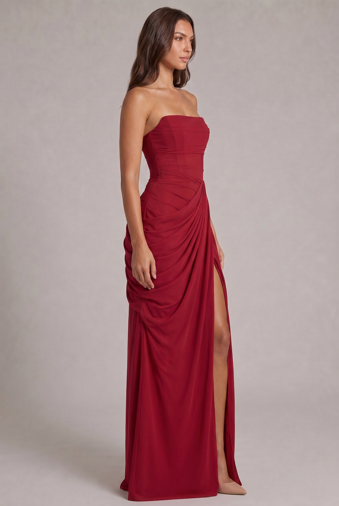 Rotes Kleid in der Seitenansicht: Model zeigt Corsagenform, gerafften Rock und den seitlichen Beinschlitz 23