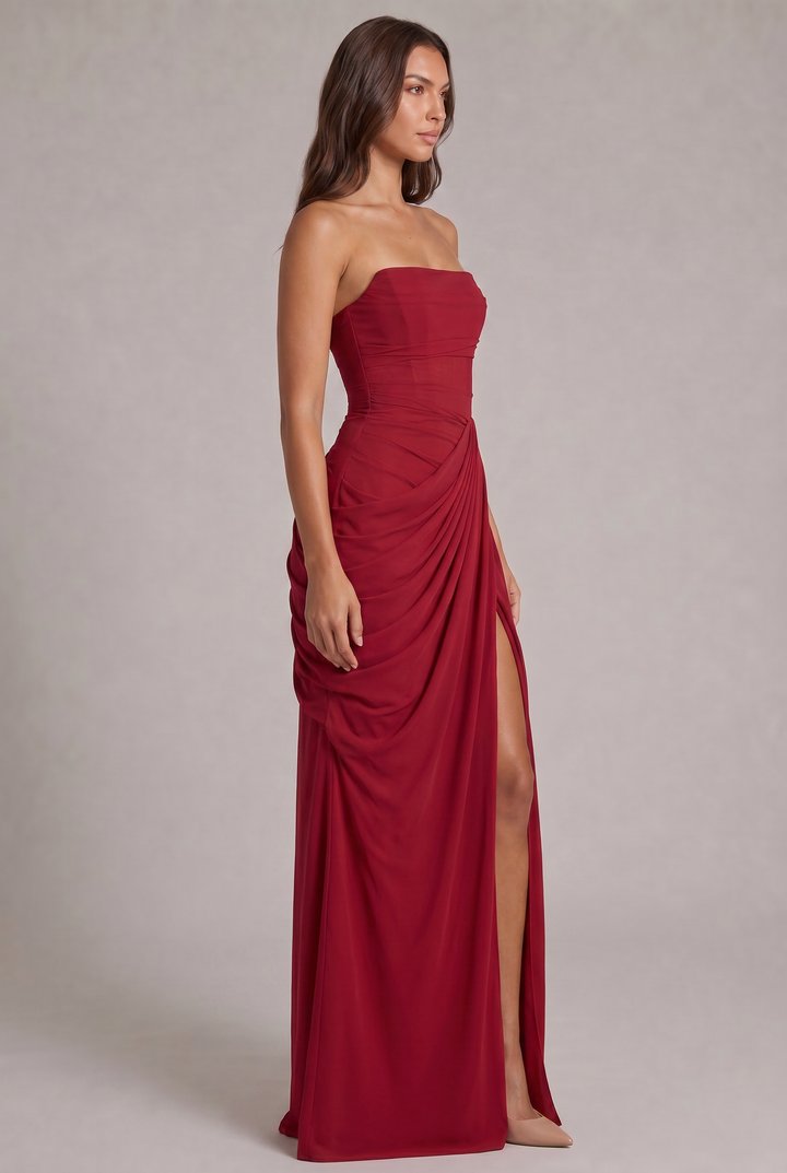Rotes Kleid in der Seitenansicht: Model zeigt Corsagenform, gerafften Rock und den seitlichen Beinschlitz 23