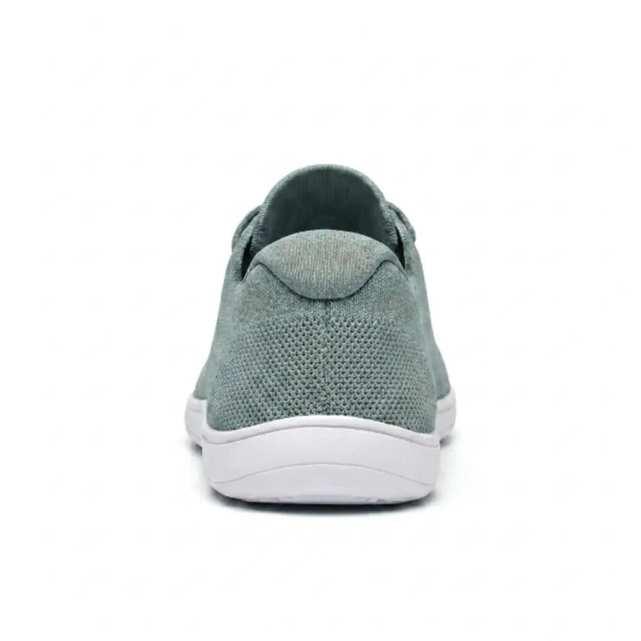 Rückansicht eines graugrünen Mesh-Sneakers mit gepolsterter Fersenkappe und flacher weißer Sohle. 36