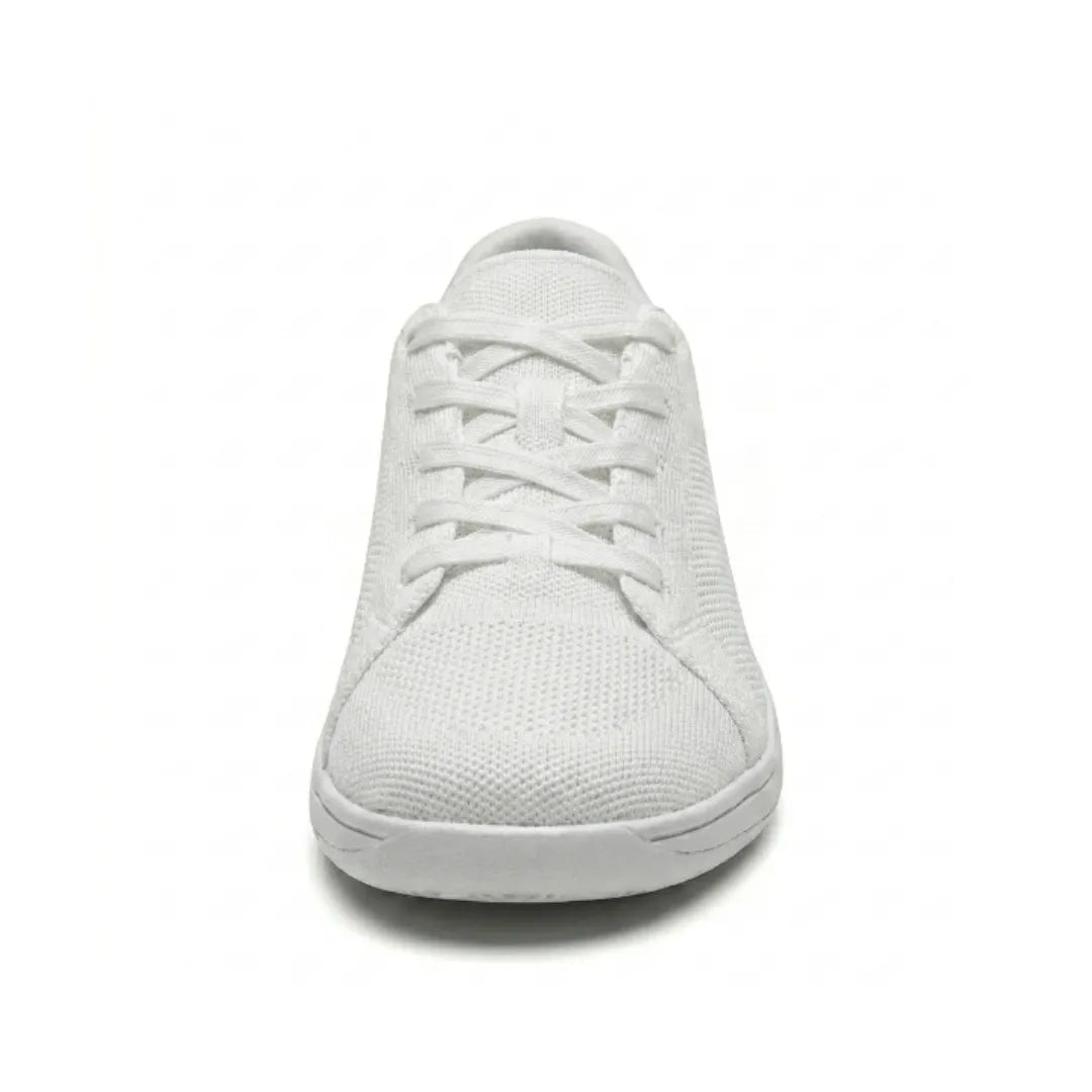 Weißer Mesh-Sneaker in der Frontansicht mit Schnürsenkeln, breiter, abgerundeter Zehenpartie und flacher weißer Sohle. 44