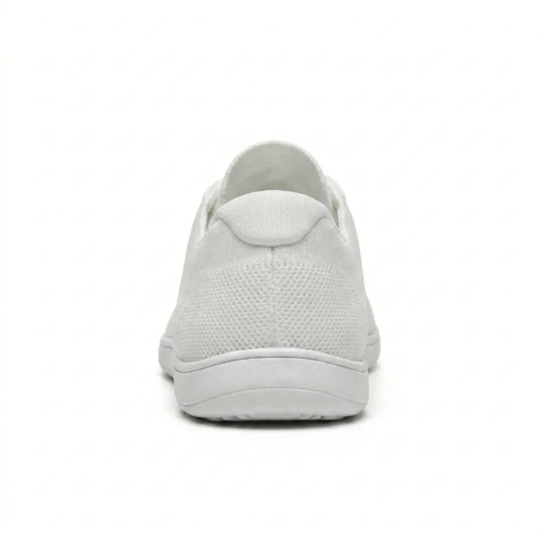 Rückansicht des weißen Mesh-Sneakers mit Fersenlasche, strukturiertem Gewebe und flacher, breiter weißer Sohle. 45
