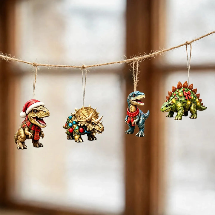 Vier Dinosaurier-Anhänger mit Weihnachtsschmuck hängen an Bändern an einer Jutekordel vor einem verschwommenen Fenster 3