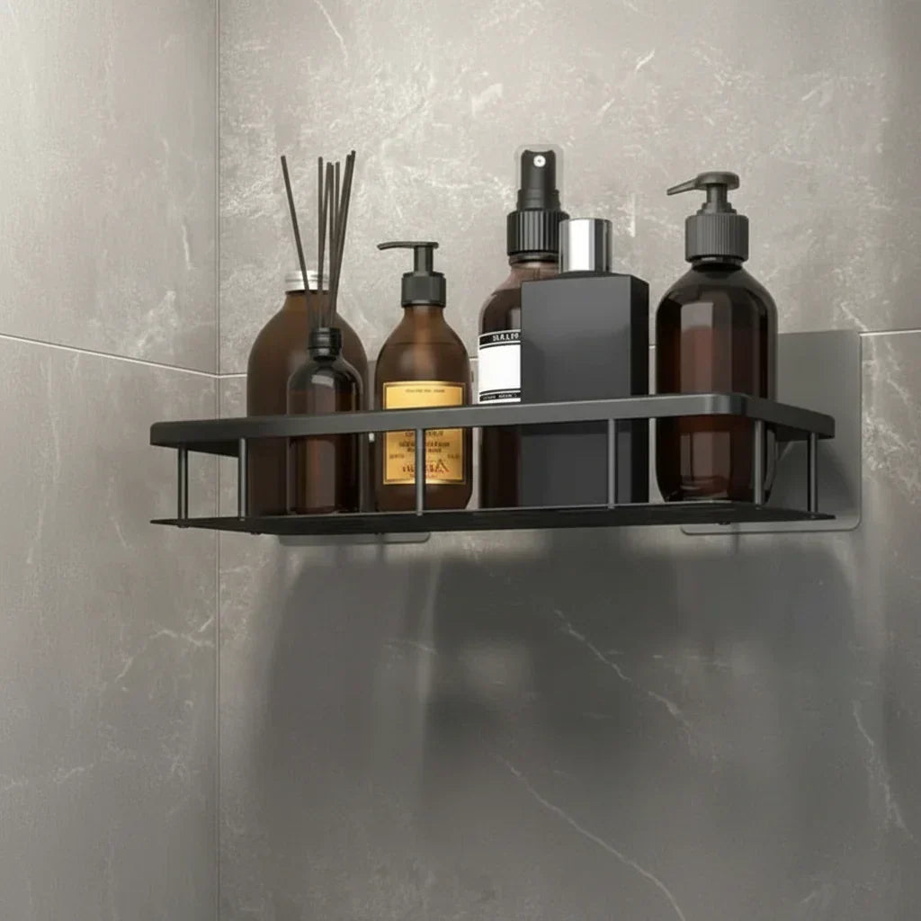 Schwarzes Regal an Marmorwand mit braunen Spendern, Raumduft-Diffusor und Sprühflasche 3