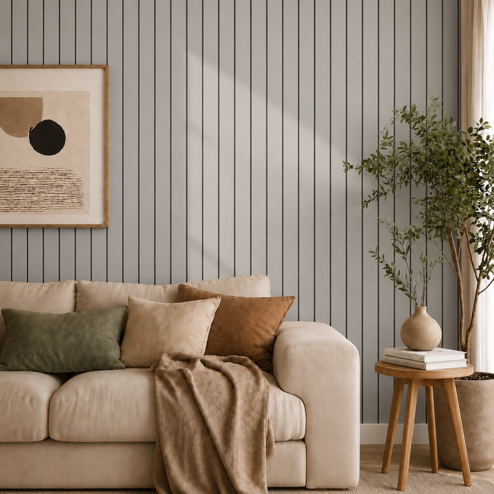 Wohnzimmer mit grau-blauer Lamellenwand hinter Sofa mit Kissen, Pflanze und Holzhocker 15