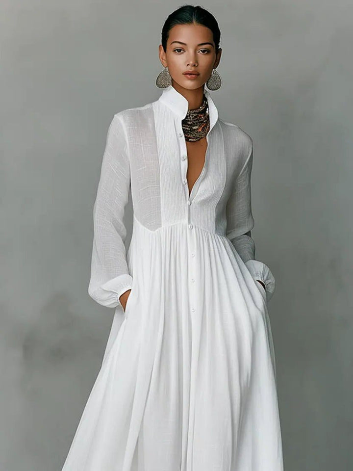 Weißes Kleid im Halbporträt, Detail von Stehkragen, Knopfleiste, plissiertem Mieder und Ballonärmeln 5