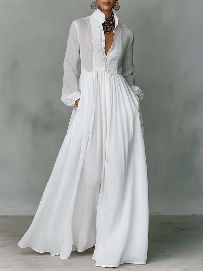 Weißes Maxikleid, Frontansicht von Schulter bis Saum, Hände in den Seitentaschen, aufgenommen ohne Gesicht 1