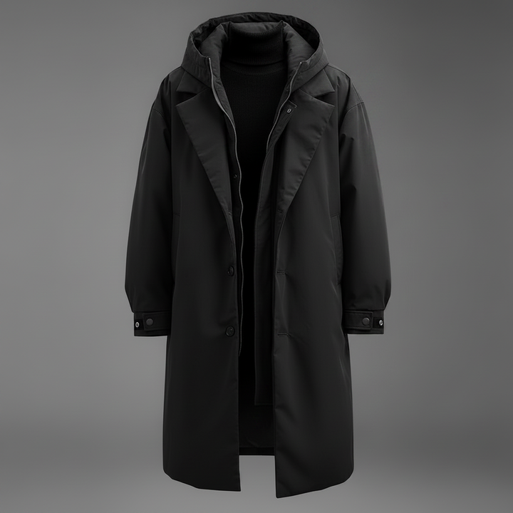 Schwarze Variante des langen Kapuzenmantels, offen von vorn fotografiert, mit schwarzem Rollkragenpullover auf grauem Hintergrund 2