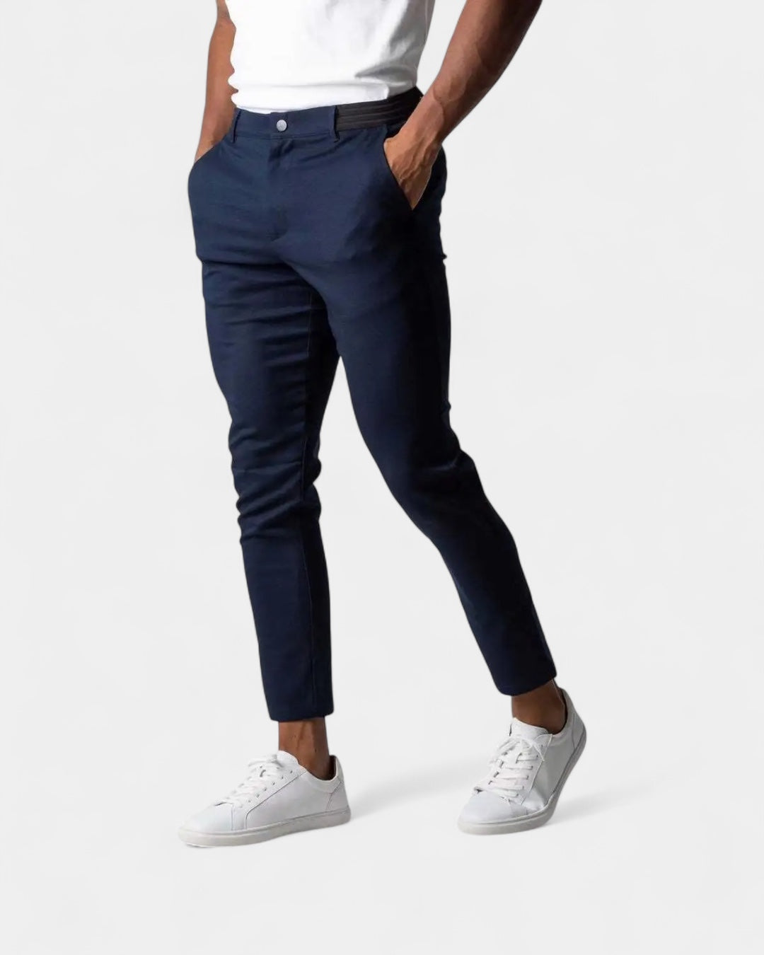 Model trägt die Hose in Dunkelblau mit elastischem schwarzem Bund, Hände in den Taschen 2