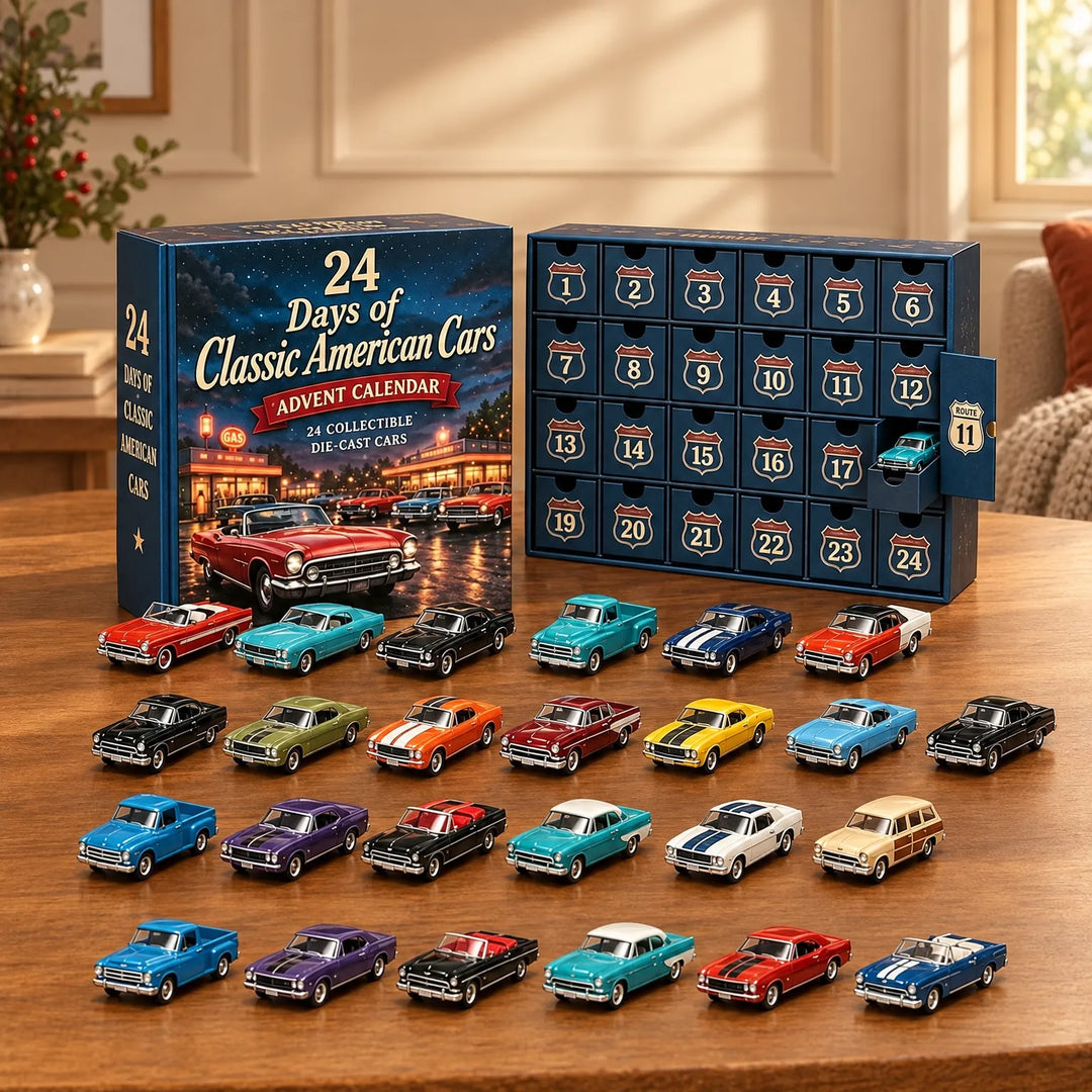 Dunkelblaue Adventskalender-Box mit Retro-Automotiv, daneben geöffnete Schubladen und 24 bunte Oldtimer-Modellautos auf einem Holztisch im weihnachtlichen Wohnz 1