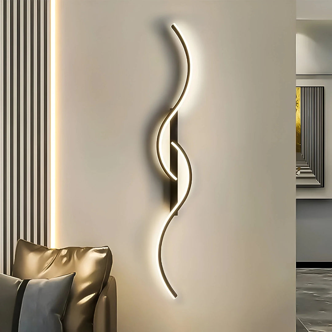 Schwarze Wellenleuchte mit warmem Licht an heller Wand neben einem Sofa im Wohnzimmer 4