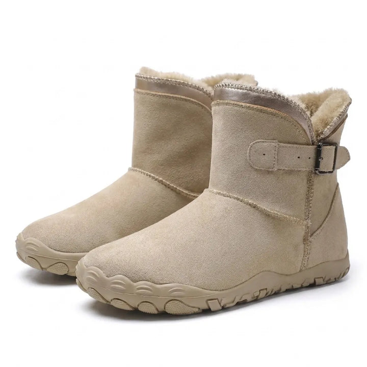Paar beige Wildleder-Stiefel schräg von vorne mit Schnalle und kuscheligem Fellfutter 7