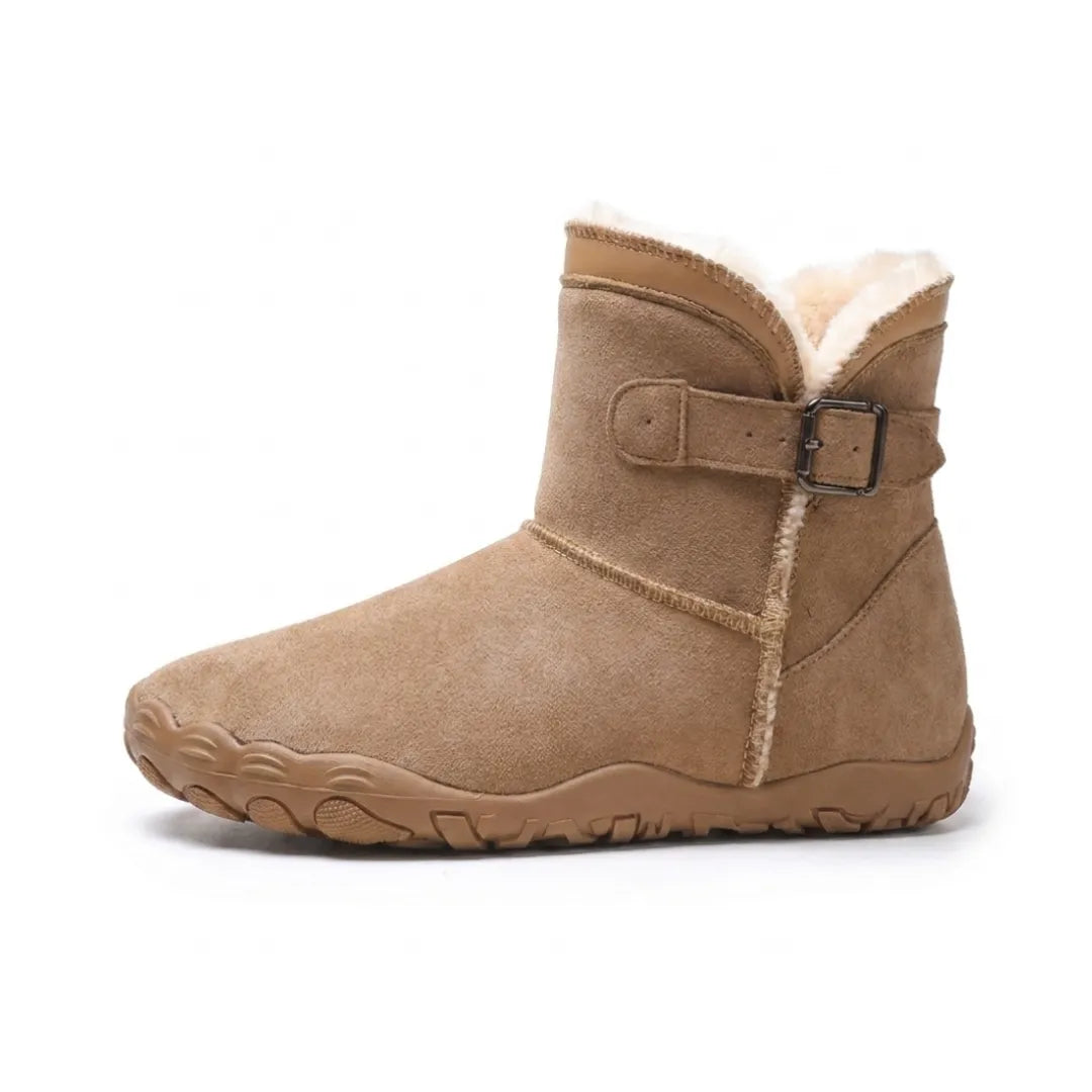 Hellbrauner Wildleder-Stiefel von der Seite mit Schnalle, hellem Fellfutter und brauner Profilsohle 19