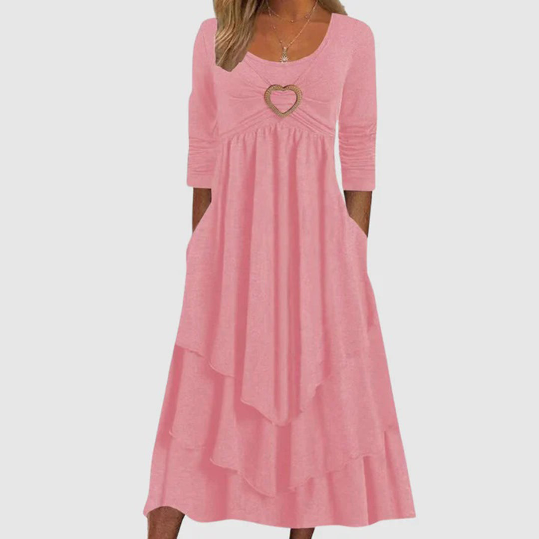 Rosa Damenkleid mit Herzanhänger, dreiviertel Ärmel, Stufenrock, elegantes Design.