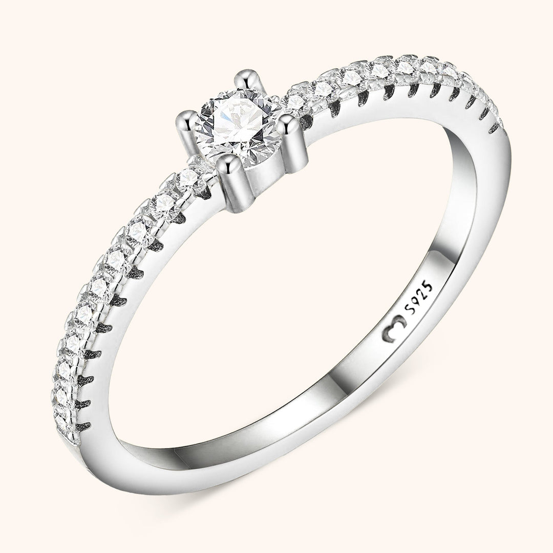 Anillo elegante con circonitas brillantes – Sienna