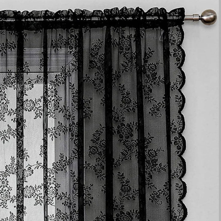 Detailansicht des oberen Stangendurchzugs eines schwarzen Spitzenpaneels mit Rosenmuster und Wellenkante an einer Gardinenstange. 4