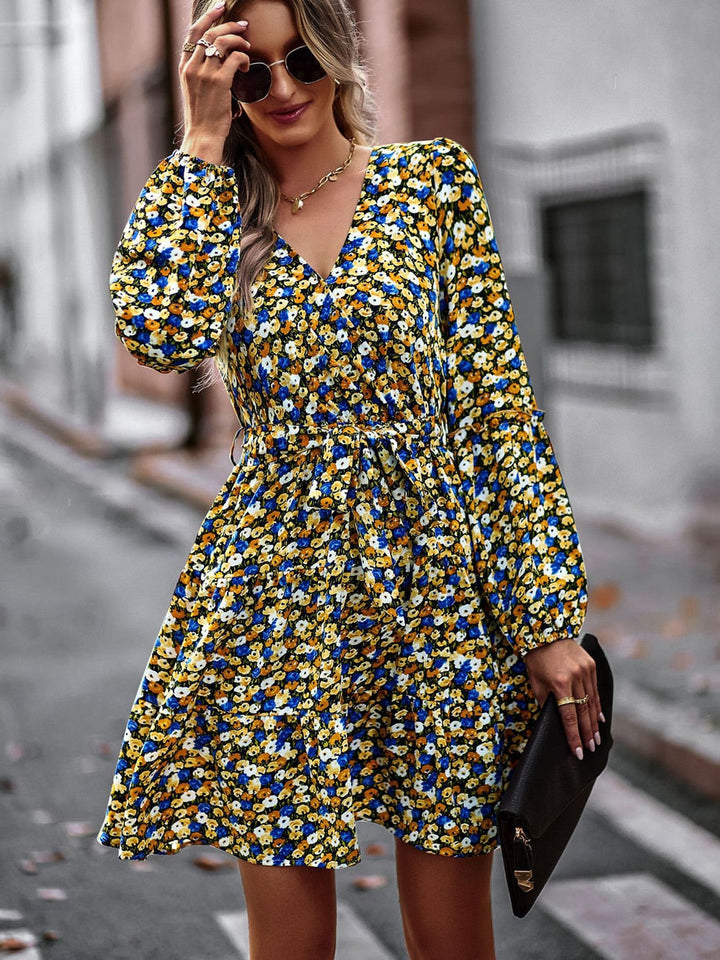 Auslaufendes Mini-Kleid mit Gürtel und Rüschen – Noëlle