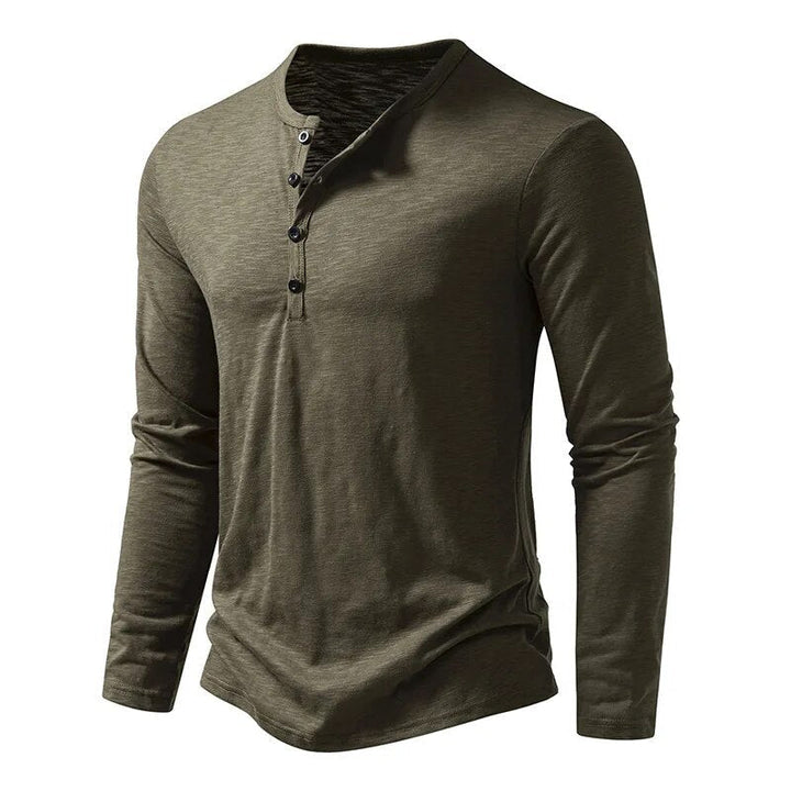 Olivgrünes Henley-Shirt mit langen Ärmeln in Schrägansicht, die Knopfleiste und der Faltenwurf des weichen Stoffs sind sichtbar. 5
