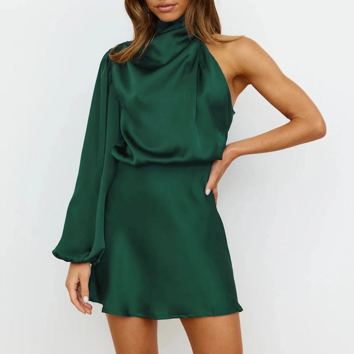 Satinkjole i miniformat med one-shoulder-design og asymmetrisk ærme – Elvira