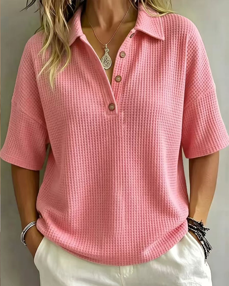 Frontansicht in Rosa: Waffelstrick-Poloshirt mit Kragen, Knopfleiste und weiten Kurzarmen, an einer Frau mit weißer Hose 9
