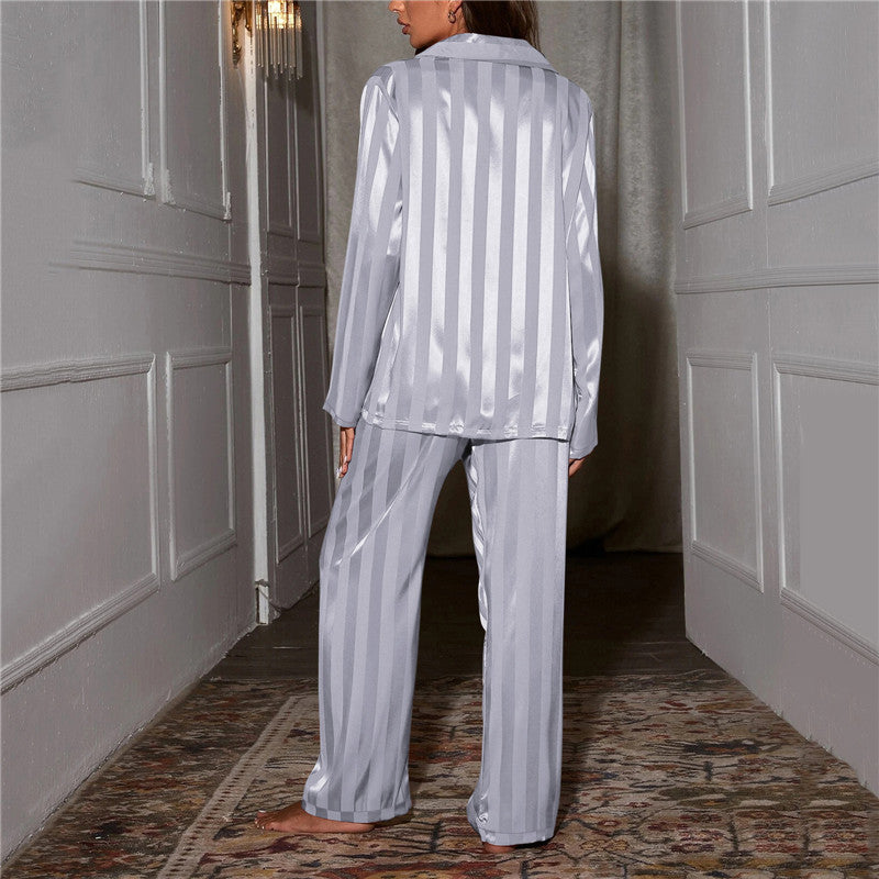 Rückansicht des hellgrauen Satin-Pyjamas mit Streifenmuster, Hemd und Hose mit weitem Bein 10