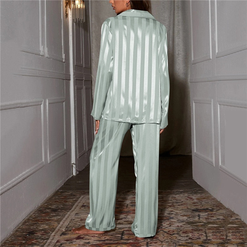 Rückansicht des mintgrünen Satin-Pyjamas mit Streifen, Hemd und weite Hose von hinten 13