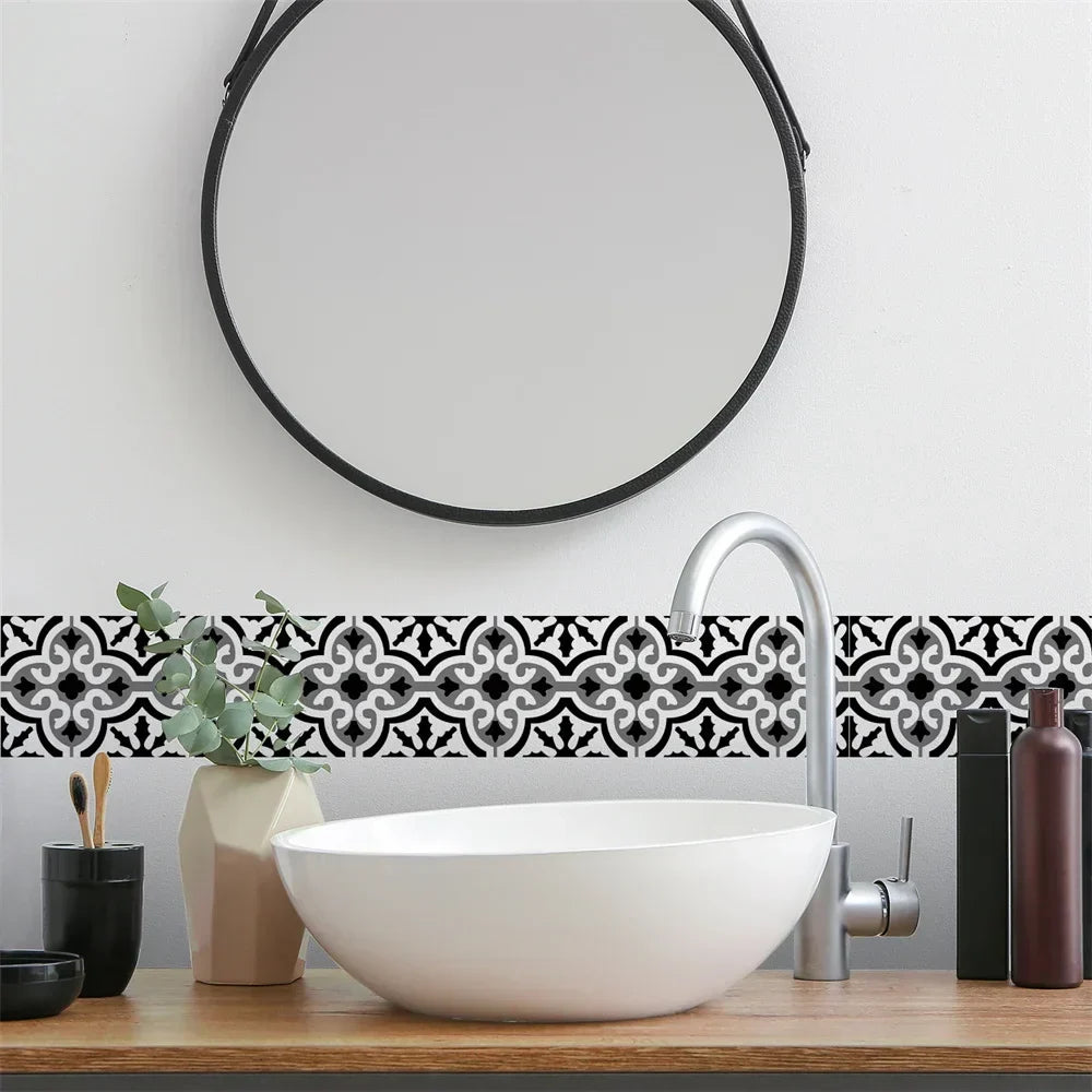 Schwarz-weiß-graue Ornament-Bordüre an der Wand über einem Waschbecken mit rundem Spiegel 1