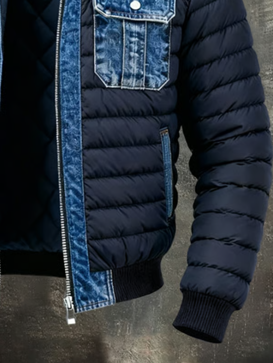 Detail der unteren Jackenhälfte mit Reißverschluss, Seitentasche, Ärmel mit Rippbündchen und waagerechter Steppung 3