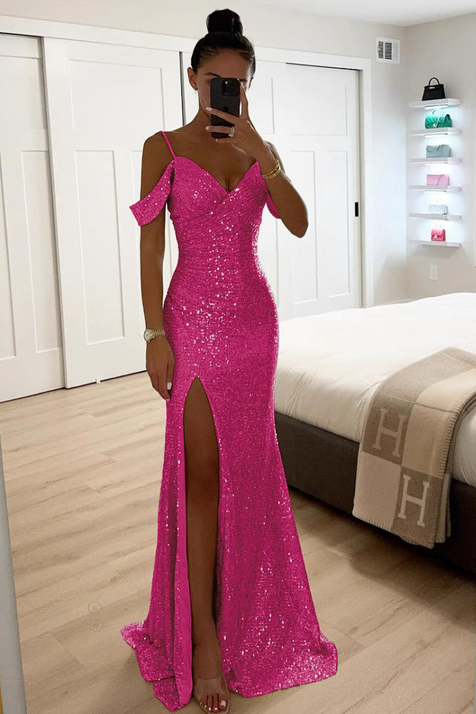 Frau im pinken Paillettenkleid mit Spaghettiträgern und Beinschlitz fotografiert sich im Spiegel 2