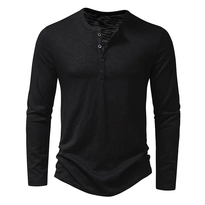 Schwarzes Henley-Shirt mit langen Ärmeln, Vorderansicht mit vier Knöpfen und rundem Ausschnitt auf hellem Hintergrund. 16