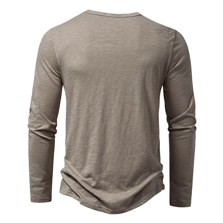 Rückansicht des taupefarbenen Langarmshirts mit rundem Ausschnitt, melierter Struktur und leicht gerundetem Saum. 3