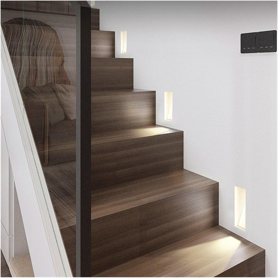 Beleuchtete Holztreppe mit mehreren in die Wand eingelassenen schmalen Leuchten neben dem Glasgeländer 9