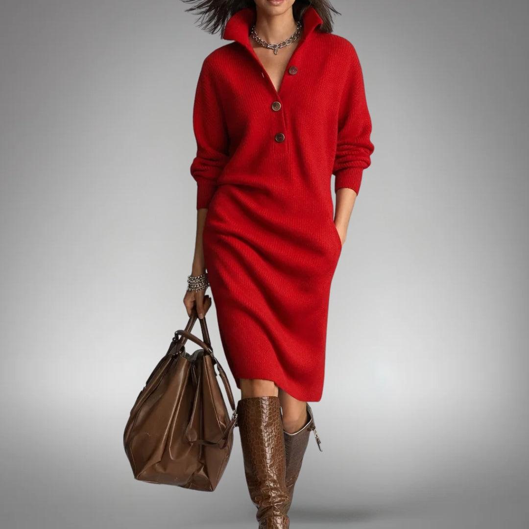 Rotes Strickkleid mit Kragen und Knopfleiste, von vorn getragen mit Kette, brauner Tasche und Stiefeln 4