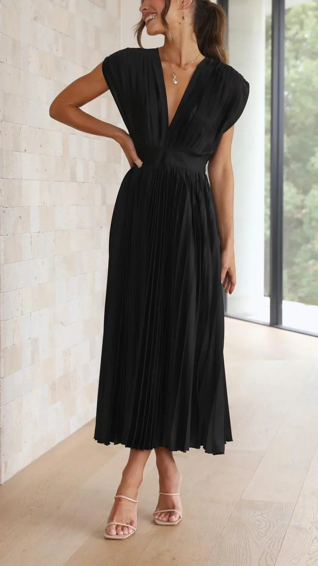 Vestido moderno con escote en V y cierre de lazo - Isabella