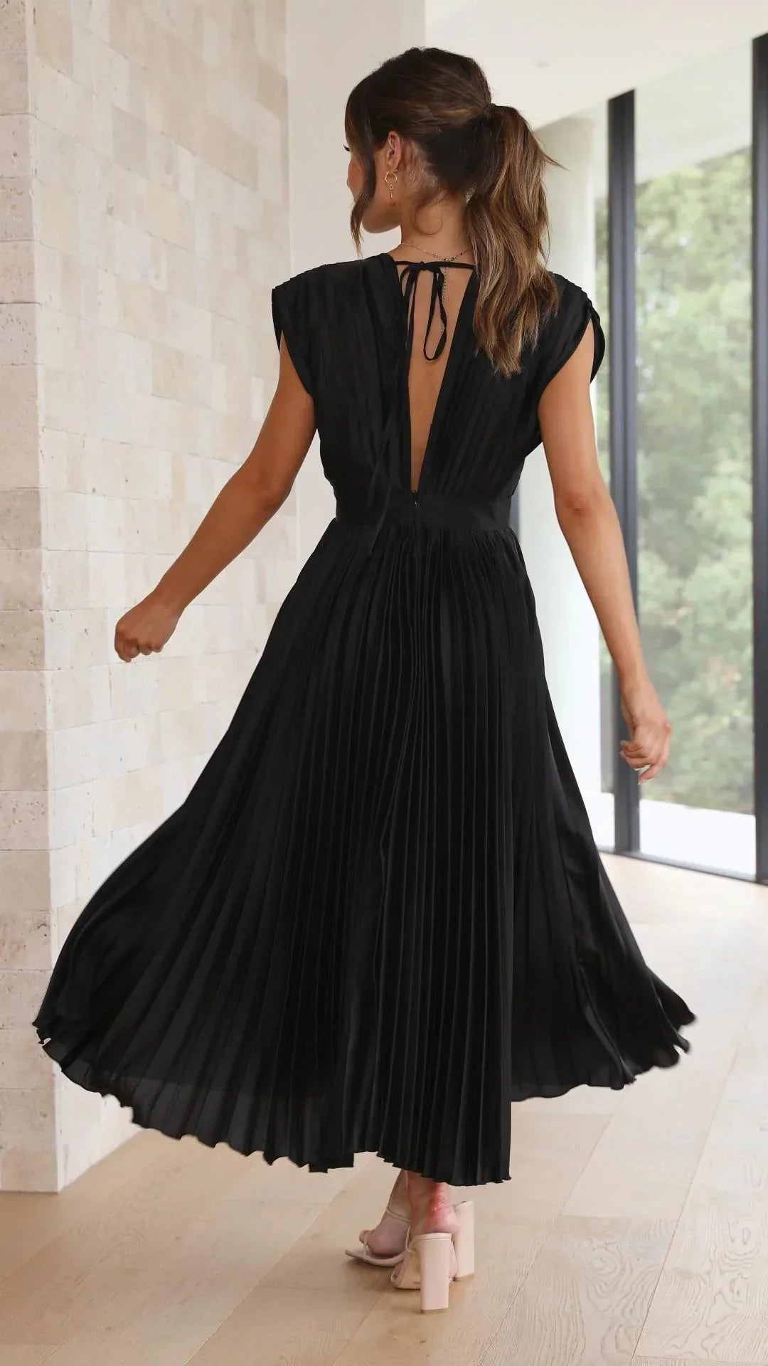 Vestido moderno con escote en V y cierre de lazo - Isabella