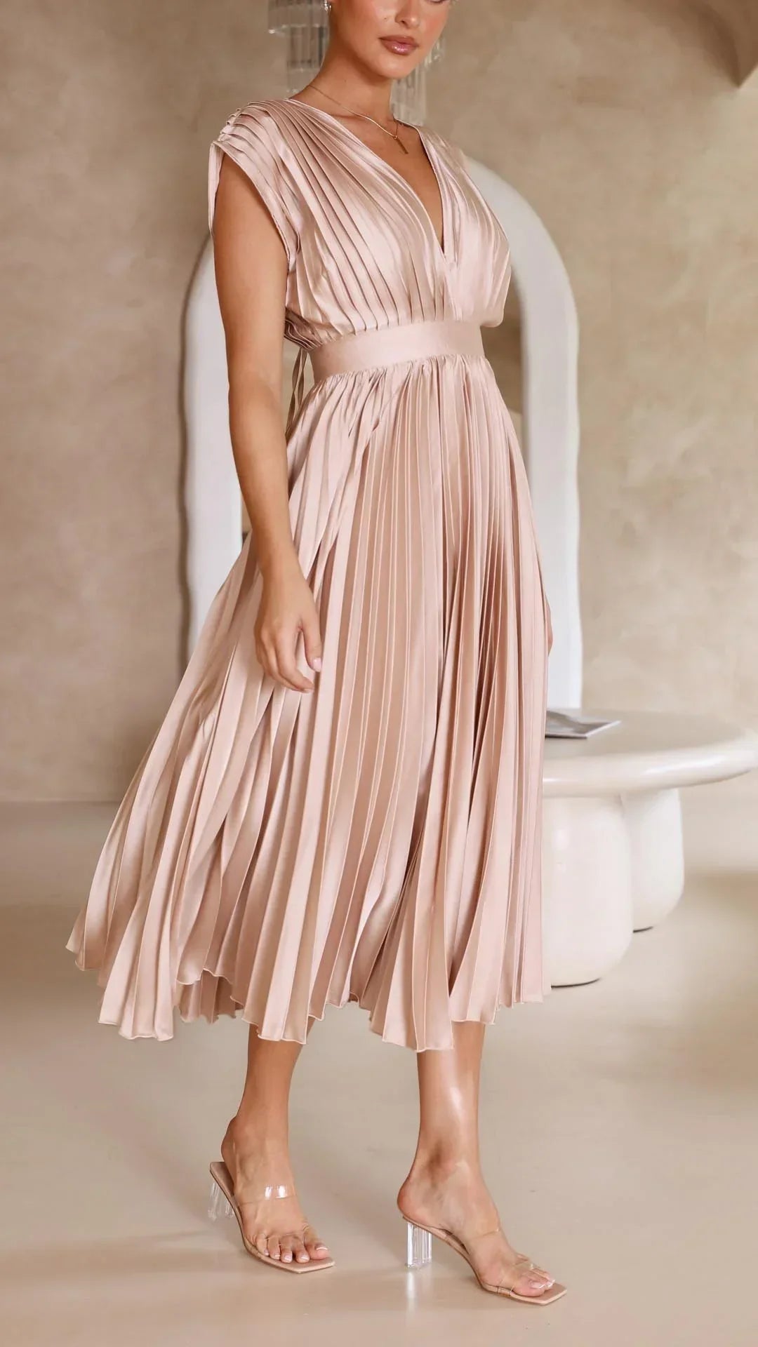 Vestido moderno con escote en V y cierre de lazo - Isabella