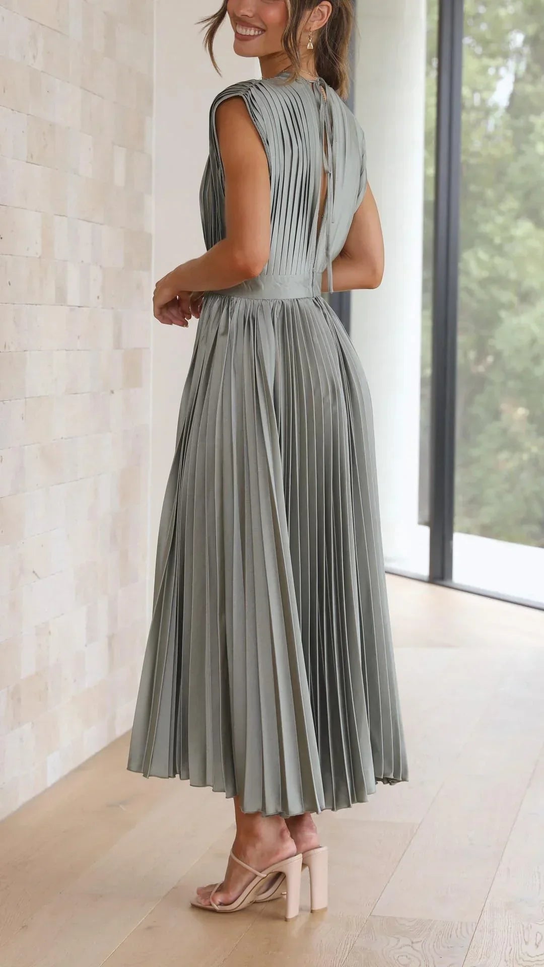 Vestido moderno con escote en V y cierre de lazo - Isabella