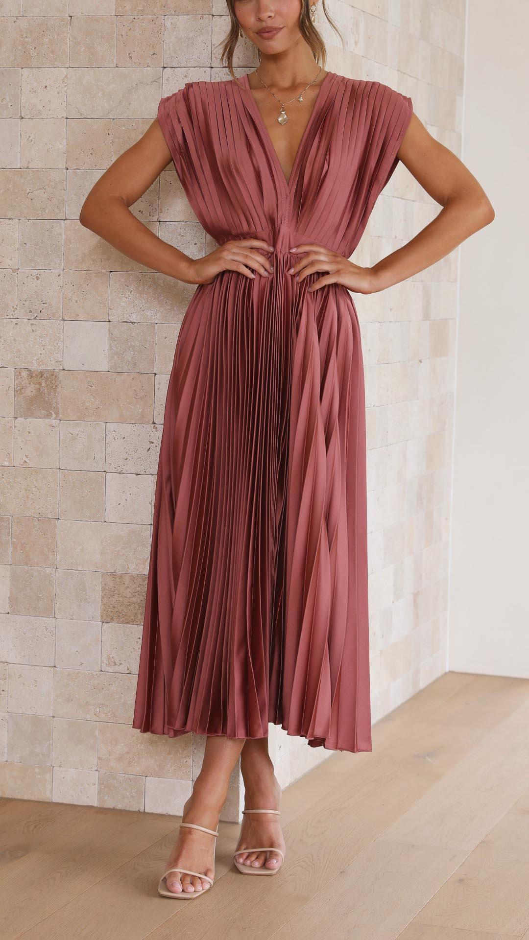 Vestido moderno con escote en V y cierre de lazo - Isabella