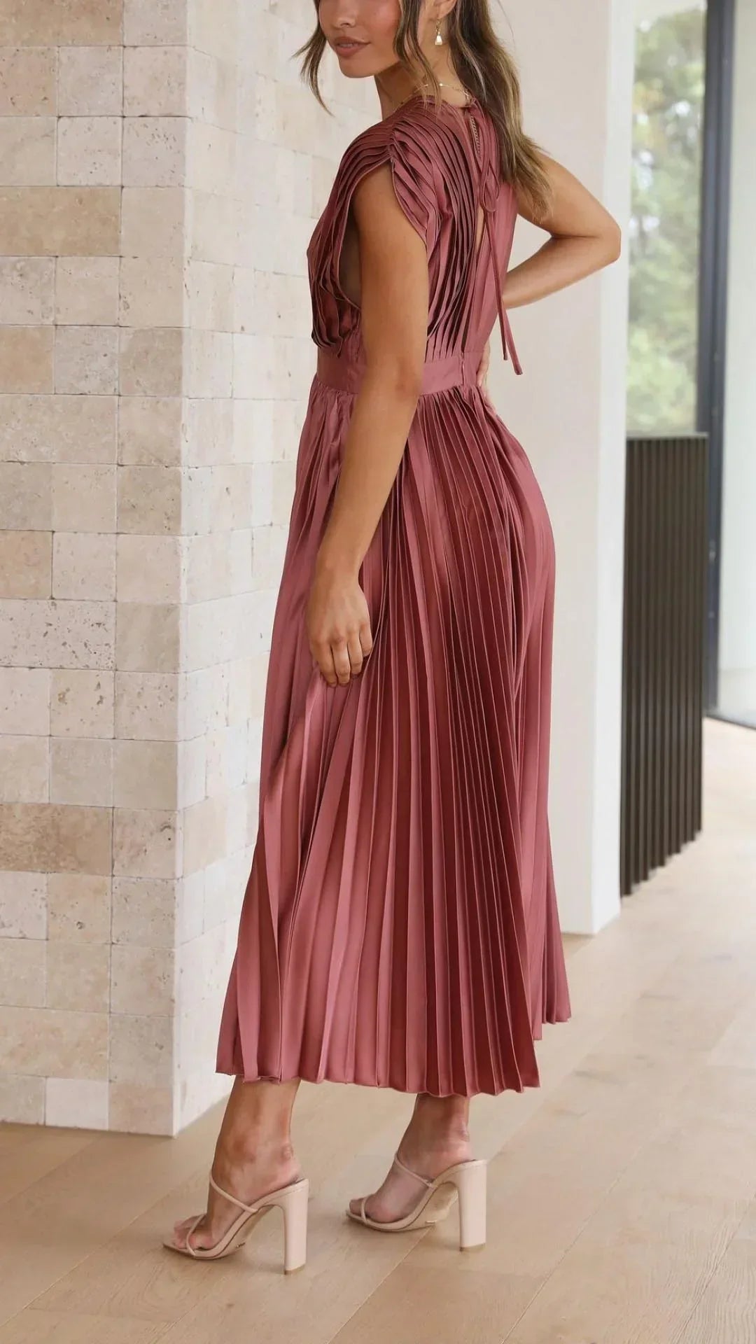 Vestido moderno con escote en V y cierre de lazo - Isabella