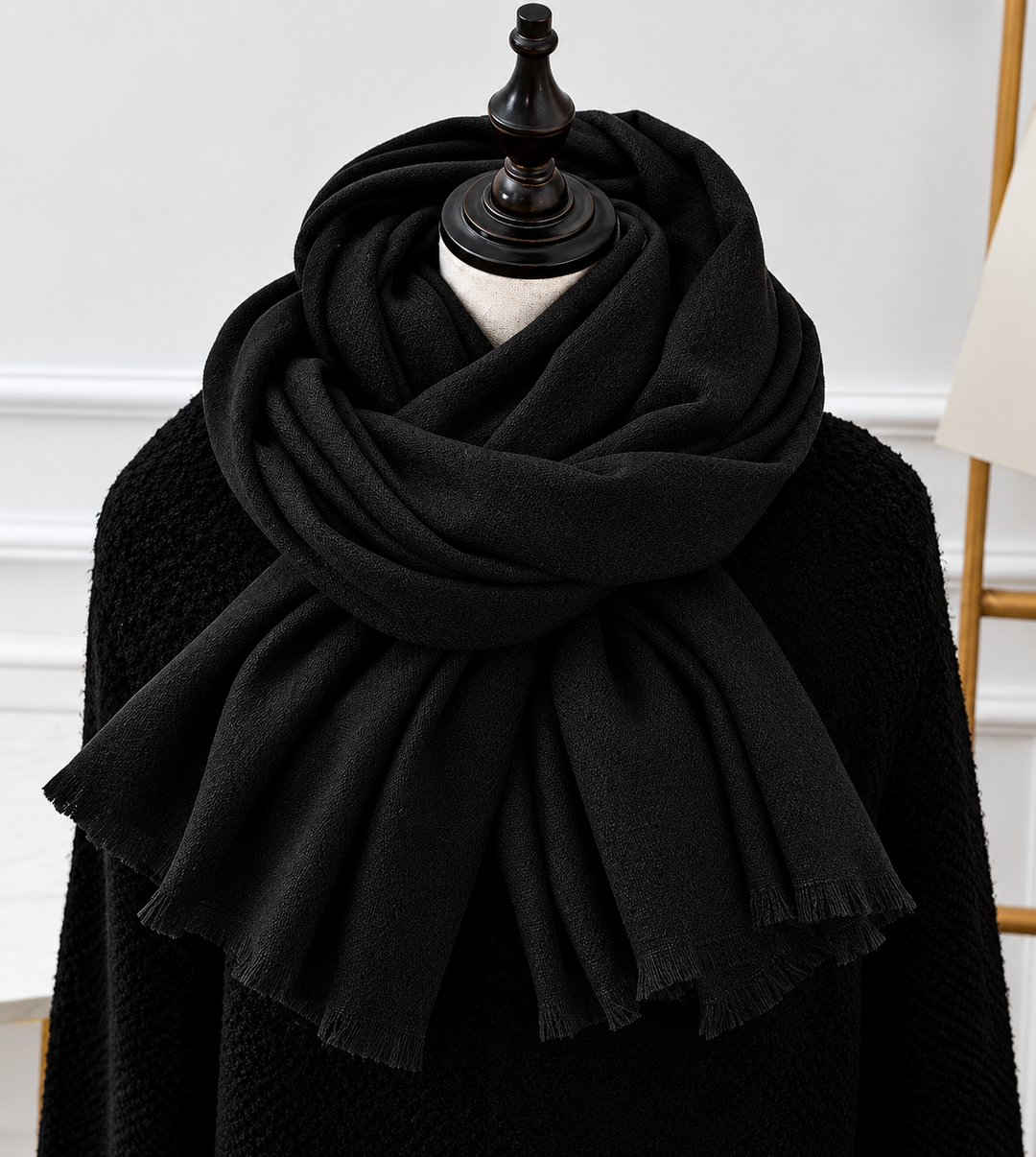 Schwarzer Schal mit kurzen Fransen, weich um die Puppe im schwarzen Strickpullover gelegt 3