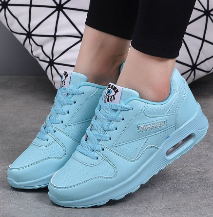 Hellblaue Schnürschuhe mit Luftpolster-Sohle, getragen zu schwarzer Leggings 8