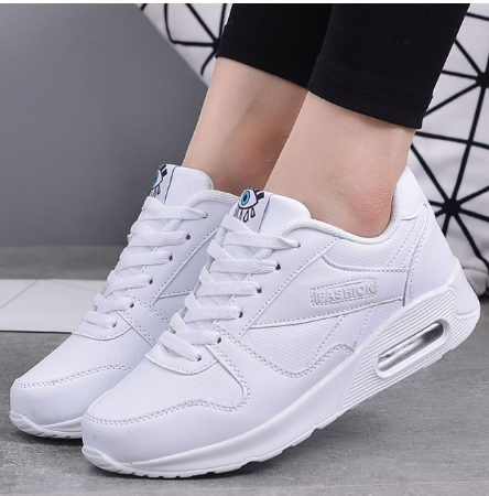 Weiße Schnürschuhe mit Luftpolster in der Sohle, getragen zu schwarzer Leggings 9
