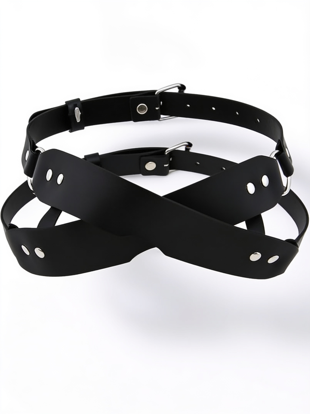 Schwarze Augenmaske aus überkreuzten Riemen mit Nieten, Ringen und Schnallen, freigestellt auf weißem Hintergrund 1
