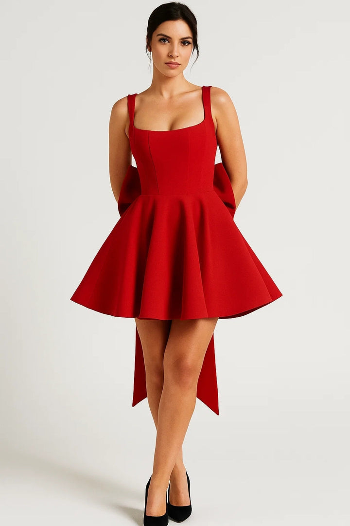 Model im roten Minikleid mit Bustier und ausgestelltem Rock, dazu schwarze Pumps, Schleifenbänder hinten sichtbar 7